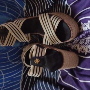 What a great score for my POSHERS SIZE 9 WOMENS Tory Burch Resort wear